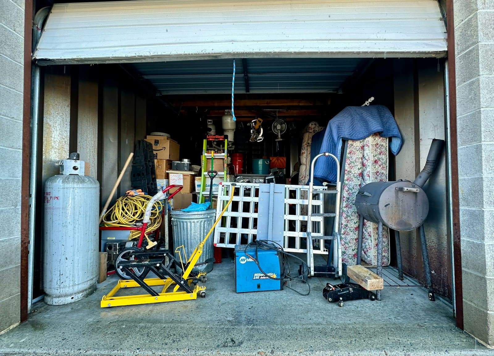 Garage encombré de meubles et d'objets à débarrasser par PETRY Débarras en Indre-et-Loire