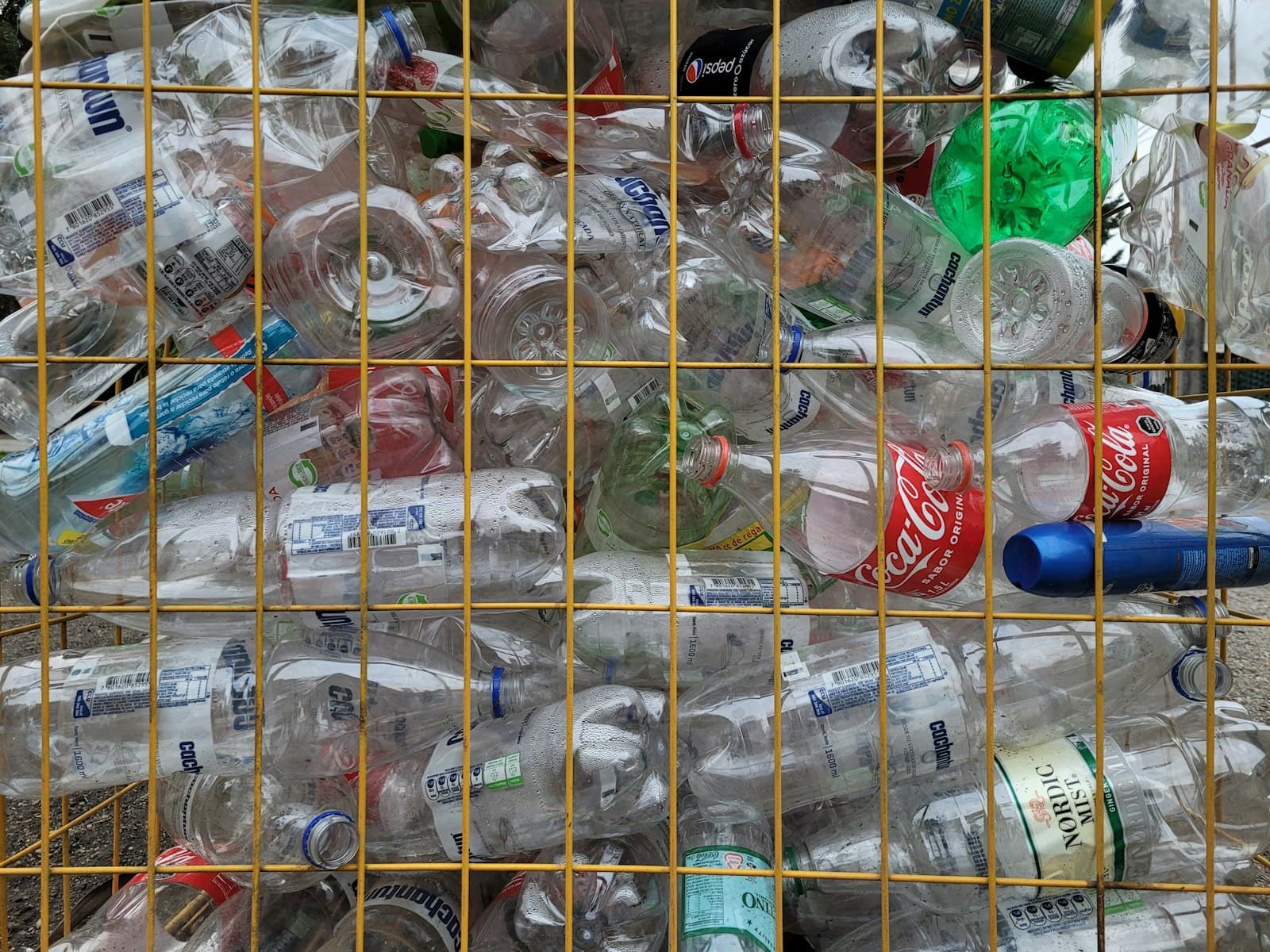 Déchets triés et compactés pour le recyclage après un débarras PETRY