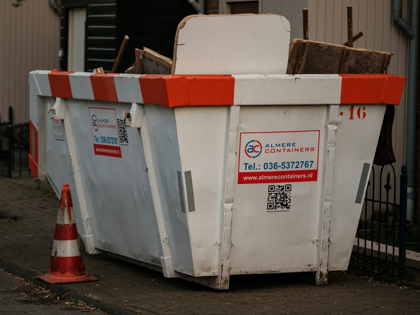 Benne de location déposée devant un logement en Indre-et-Loire